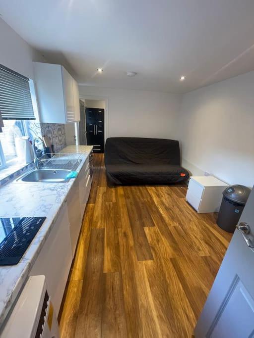 One Bedroom Annex With Private Entrance Morden  ภายนอก รูปภาพ