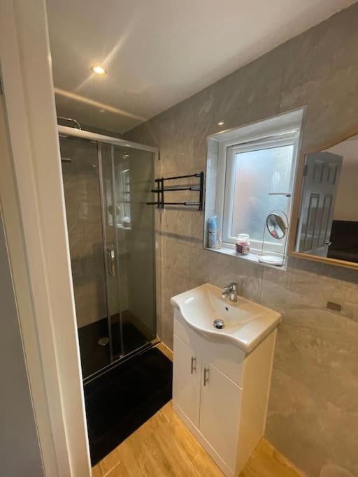 One Bedroom Annex With Private Entrance Morden  ภายนอก รูปภาพ