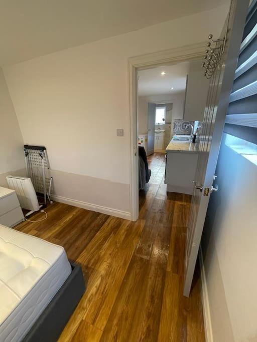 One Bedroom Annex With Private Entrance Morden  ภายนอก รูปภาพ