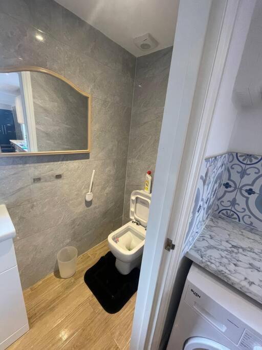 One Bedroom Annex With Private Entrance Morden  ภายนอก รูปภาพ