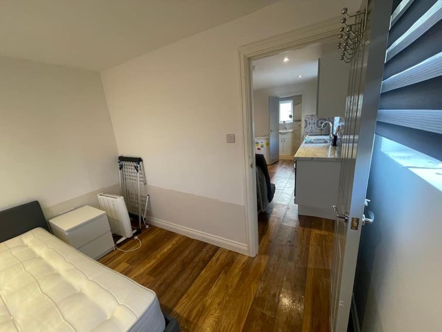 One Bedroom Annex With Private Entrance Morden  ภายนอก รูปภาพ