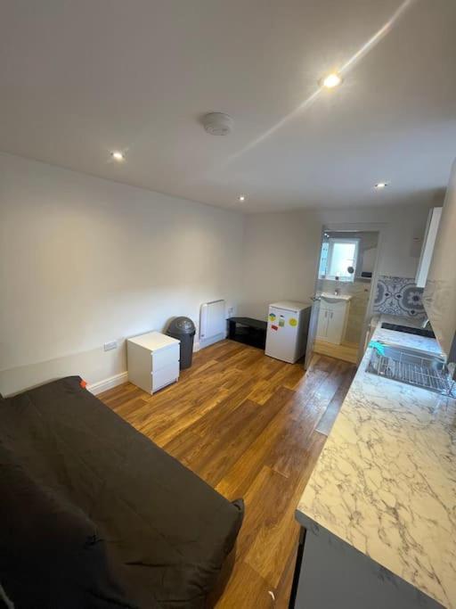 One Bedroom Annex With Private Entrance Morden  ภายนอก รูปภาพ